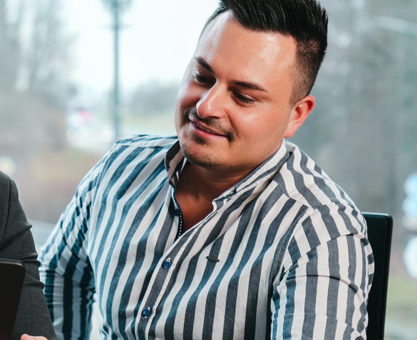 Dennis Hampe im Gespräch mit einem Kunden